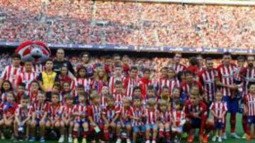 Varios ni&ntilde;os aficionados del Atl&eacute;tico de Madrid posan con los jugadores del primer equipo antes de un partido en el Vicente Calder&oacute;n.