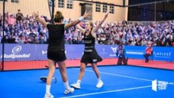 Bea Gonz¨¢lez, de espaldas, se dirige a Marta tras su victoria.
