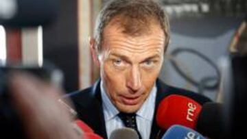 Butragueño atendiendo a los medio.