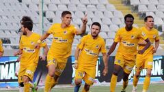 El Apoel festejando un gol durante un partido de liga en Chipre.