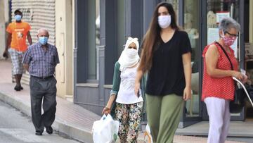 Imagen de varias personas caminando por las calles de Totana (Murcia) con mascarillas.