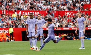 El jugador brasileño del Real Madrid marcó el gol del empate de falta.