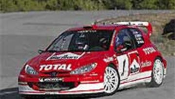 <b>NUEVO PATROCINADOR.</B> Los 206 world rally car serán ahora rojos.