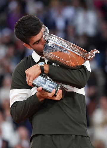 Carlos Alcaraz sostiene el trofeo de Roland Garros.