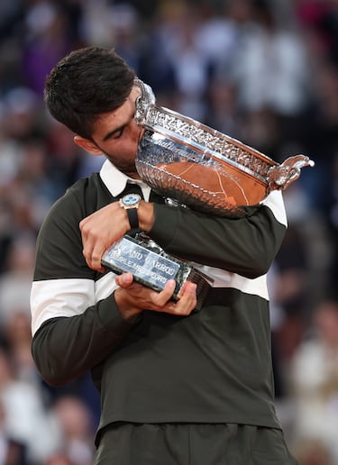 Carlos Alcaraz sostiene el trofeo de Roland Garros. 