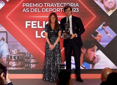 Feliciano López con el galardon que recibió de manos de Pilar Gil, vicepresidenta de PRISA.