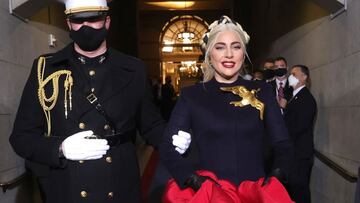 Lady Gaga eligió un diseño estilo especial para interpretar el himno en la toma de posesión del presidente Biden en enero: un vestido a prueba de balas.