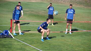 GRAFCAV7259. VITORIA (ÁLAVA), 16/08/2019.-Varios jugadores del Deportivo Alavés, durante el entrenamiento que el equipo ha realizado este viernes, para preparar el partido que enfrentará al equipo de Vitoria al Levante el próxi