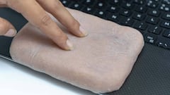 Enviar caricias reales por el móvil, posible con esta piel artificial