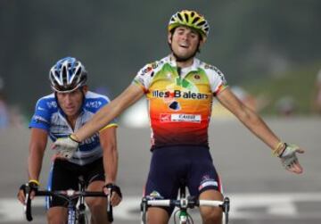 Pero el 2005 sería la primera participación en el Tour de Francia, y el murciano no defraudó. En la primera etapa en los Alpes, concretamente en Courchevel, realizó una etapa memorable, superando con facilidad al sprint a Lance Armstrong en un último kilómetro espectacular. Alejandro Valverde se hizo con el maillot blanco de mejor joven, pero dos días después tuvo que abandonar la carrera por resentirse de un golpe en la rodilla.