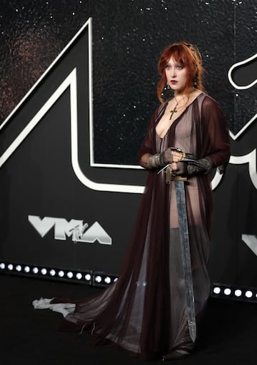 La cantante estadounidense, Chappell Roan, posa en la alfombra de los MTV Video Music Awards.