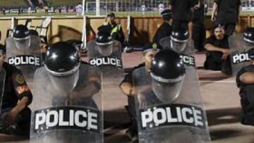 <b>SIN AFICIONADOS. </b>La Policía vigila la disputa de la final de la Supercopa egipcia, que se celebró el 9 de septiembre a puerta cerrada.