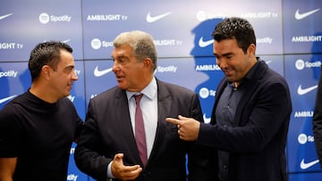 Xavi, con Laporta y Deco el día de la presentación de la comisión directiva.