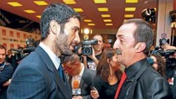 <b>Este Málaga tiene Siete Vidas.</b> En esta fotografía vemos a Fernando Sanz conversando con el actor y monologuista Santi Rodríguez, con quien tuvimos ocasión de partirnos de risa en la inmortal serie 'Siete Vidas'.