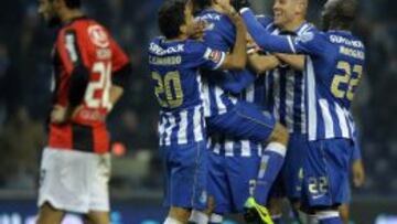 Los jugadores del Oporto celebran uno de los goles del partido.
