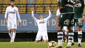 El jugador de Audax Italiano, Rodrigo Holgado, celebra su gol contra Santiago Wanderers.