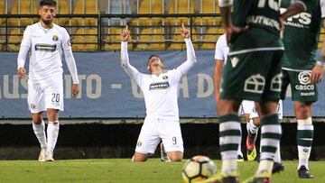 El jugador de Audax Italiano, Rodrigo Holgado, celebra su gol contra Santiago Wanderers.