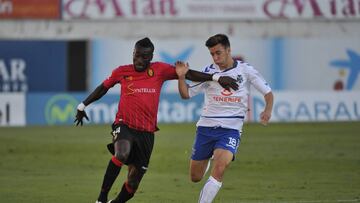 Lago Junior pelea un balón ante Saúl.