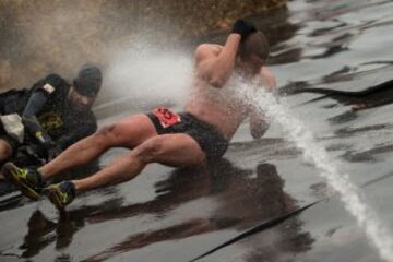 La carrera Tough Guy, se celebra desde 1987 en Inglaterra y desafía a sus participantes a recorrer 15km llenos de los obstáculos, donde hasta los más expertos se quedan en el camino. 