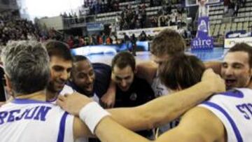 <b>EL SEXTO TRIUNFO. </b>Los jugadores del Meridiano Alicante celebran la victoria ante el Caja Laboral.