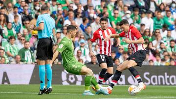 Vencedor y Vesga ante el Betis en el Villamarín.