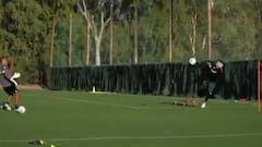 Las primeras atajadas de Bravo con la camiseta del Betis