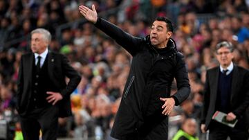 Xavi Hernández, entrenador del Barcelona, gesticula con el brazo en alto.