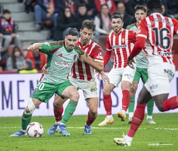 18-11-24. KEVIN VÁZQUEZ INTENTA ARREBATARLE EL BALÓN A SERGIO RUIZ EN EL PASADO SPORTING-GRANADA.