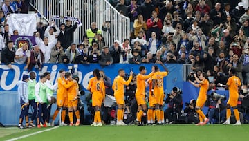 El Real Madrid celebra con la aficin visitante uno de los tres goles con los que gan en su visita liguera (0-3). 