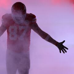Travis Kelce, de Kansas City Chiefs, cerca del tercer lugar de más yardas recibidas para un ala cerrada