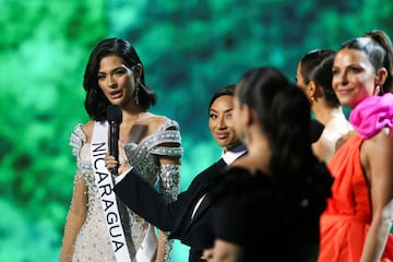 Miss Nicaragua Sheynnis Palacios responde una pregunta durante el 72º concurso Miss Universo en San Salvador.