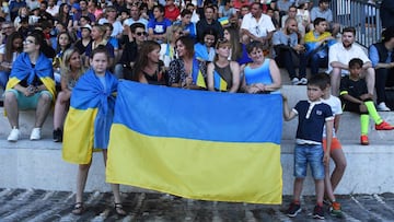 Familias enteras de aficionados ucranios acompañan a su equipo en la Eurocopa.