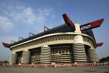 El Giuseppe Meazza, más conocido como San Siro, tiene una capacidad para 80.018 espectadores. Su apertura fue el 19 de septiembre de 1926 y hasta la fecha ha sufrido dos remodelaciones (1990 y 2008) y dos ampliaciones (1939 y 1955). A lo laargo de su historia ha sido sede de la Copa del Mundo, de la Eurocopa, de la final de la Liga de Campeones y de la final de la Copa de la UEFA. 