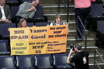 Aficionados muestran un cartel compuesto con diferentes mensajes a Marc Gasol. La leyenda de los Memphis Grizzlies fue homenajeado en el partido en tre Philadelphia 76ers y Memphis Grizzlies, en el FedEx Forum en Memphis, Tennessee (EEUU).
