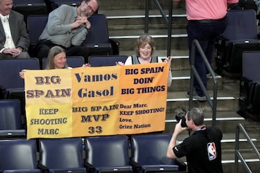 Aficionados muestran un cartel compuesto con diferentes mensajes a Marc Gasol. La leyenda de los Memphis Grizzlies fue homenajeado en el partido en tre Philadelphia 76ers y Memphis Grizzlies, en el FedEx Forum en Memphis, Tennessee (EEUU).
