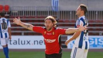 <b>BIGOLEADOR. </b>Cavenaghi, que se estrenó como goleador con el Mallorca, celebra el primero de sus dos goles a la Real Sociedad.