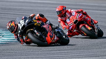 Maverick Viñales y Marc Márquez durante los test de pretemporada de MotoGP en Sepang.