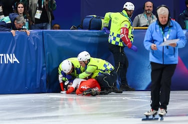 El equipo médico entra a pista y los oficiales interrumpen la carrera. En pruebas de contacto como el short‑track, cada segundo cuenta para estabilizar a la deportista.