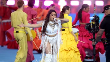 Camila Cabello reacciona a los abucheos durante la final de la Champions League.