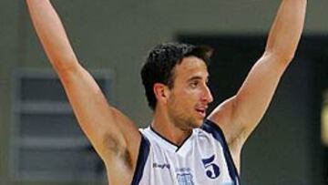 <b>LÍDER. </B>Ginóbili guió a los suyos al oro olímpico en Atenas.