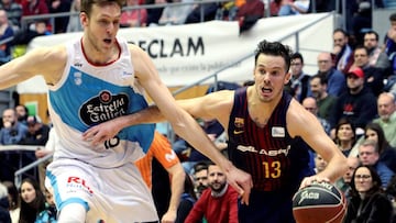 GRAF449. SANTIAGO DE COMPOSTELA, 25/03/2018.- El pivot británico del Monbus Obradoiro, Nick Spires (i), trata de defender ante el base francés del Barcelona Lassa, Thomas Heurtel (d), durante el encuentro de la Liga Endesa correspondiente a