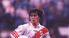 El argentino comenzó a jugar al fútbol en Richard Stockton College, de Nueva Jersey. En 1995 regresó a Argentina, donde le fichó el Club Renato Cesarini. En el club rosarino estuvo hasta 1996, año en el que entró a formar parte de la disciplina de River Plate hasta 1999 y donde ganó dos ligas.