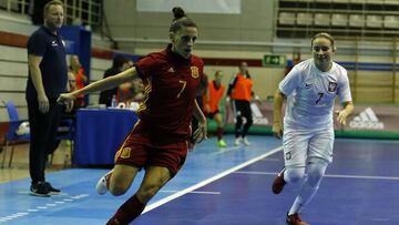 Las jugadoras de la selección española de fútbol sala femenino, durante un partido del preeuropeo ante Polonia.