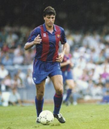 Jugó con el Sevilla cuatro temporadas y en la temporada 90/91 fichó por el Barcelona donde permaneció una temporada más.