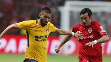 Rubens Sambueza disputa un bal&oacute;n con Augusto Mat&iacute;as Fern&aacute;ndez. 