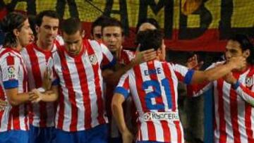 <b>ALEGRÍA. </b>Los jugadores del Atlético celebran un gol marcado ante el Málaga.