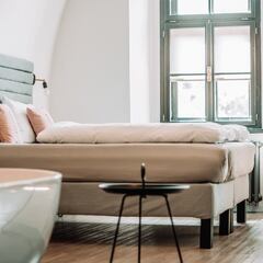 El motivo por el que debes dejar tus maletas en la bañera cuando vas de vacaciones, según una experta en viajes