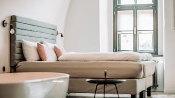 El motivo por el que debes dejar tus maletas en la bañera cuando vas de vacaciones, según una experta en viajes