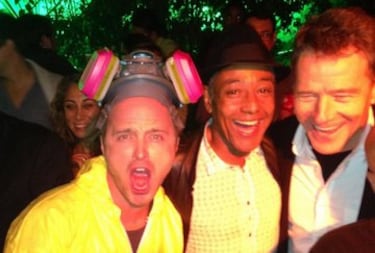 El buen rollo es destacable entre los actores de la mítica serie. Aaron Paul, Giancarlo Esposito y Bryan Cranston disfrutando enormemente de la fiesta