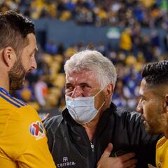 Tuca sin palabras por ovación en su regreso al 'Volcán'